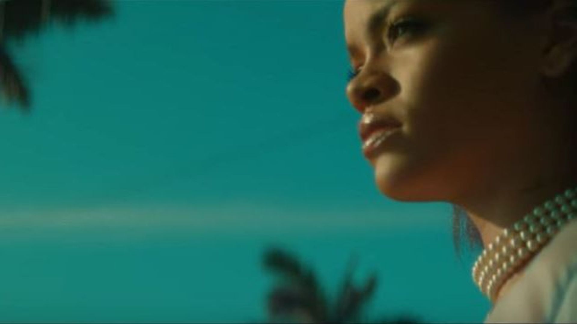 Rihanna (encore) topless dans son nouveau clip