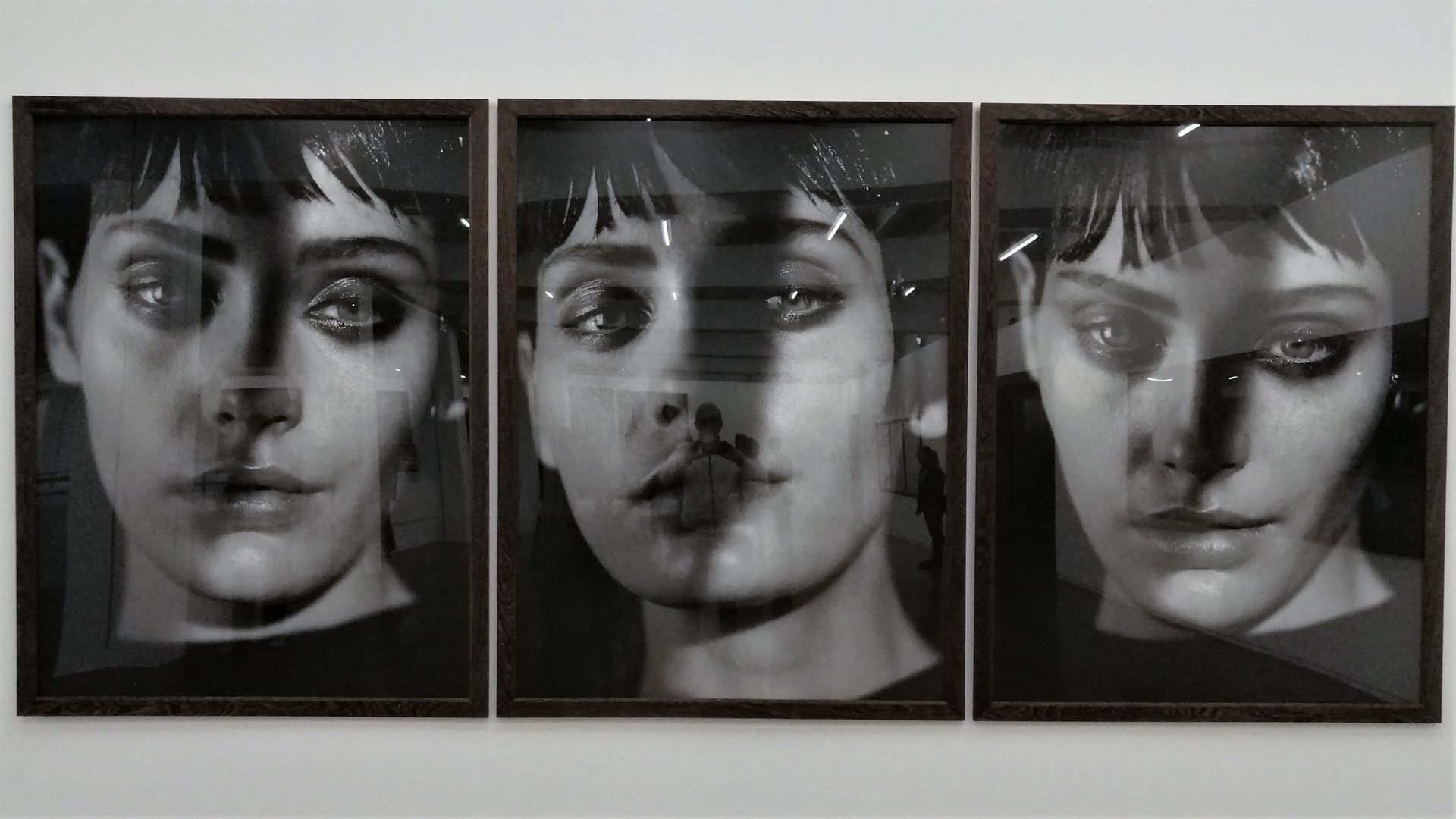 Les reflets de la salle s’incrustent dans le visage de Heidi Mount lacéré d'ombre