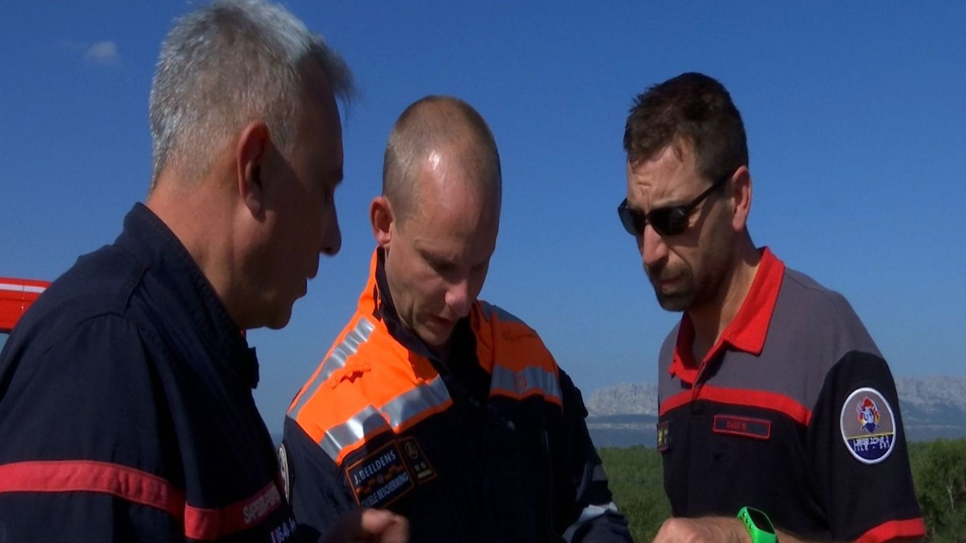 David Sautron des pompiers du Var (gauche) et Olivier Giust des pompiers de Liège (droite) encadrent le stagiaire flamand de la protection civile