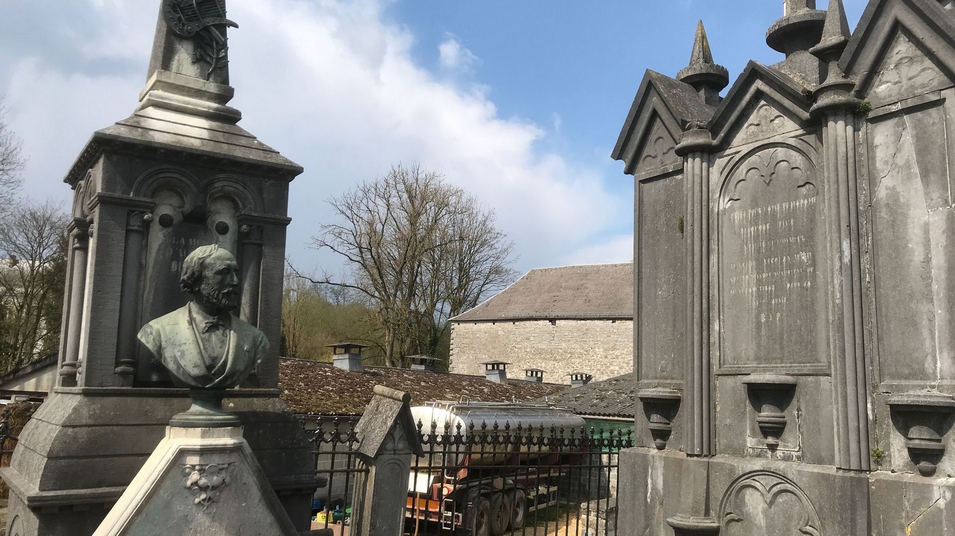 Un ancien monument funéraire, dans le cimetière du village, témoigne du passé de la famille qui dominait autrefois le village
