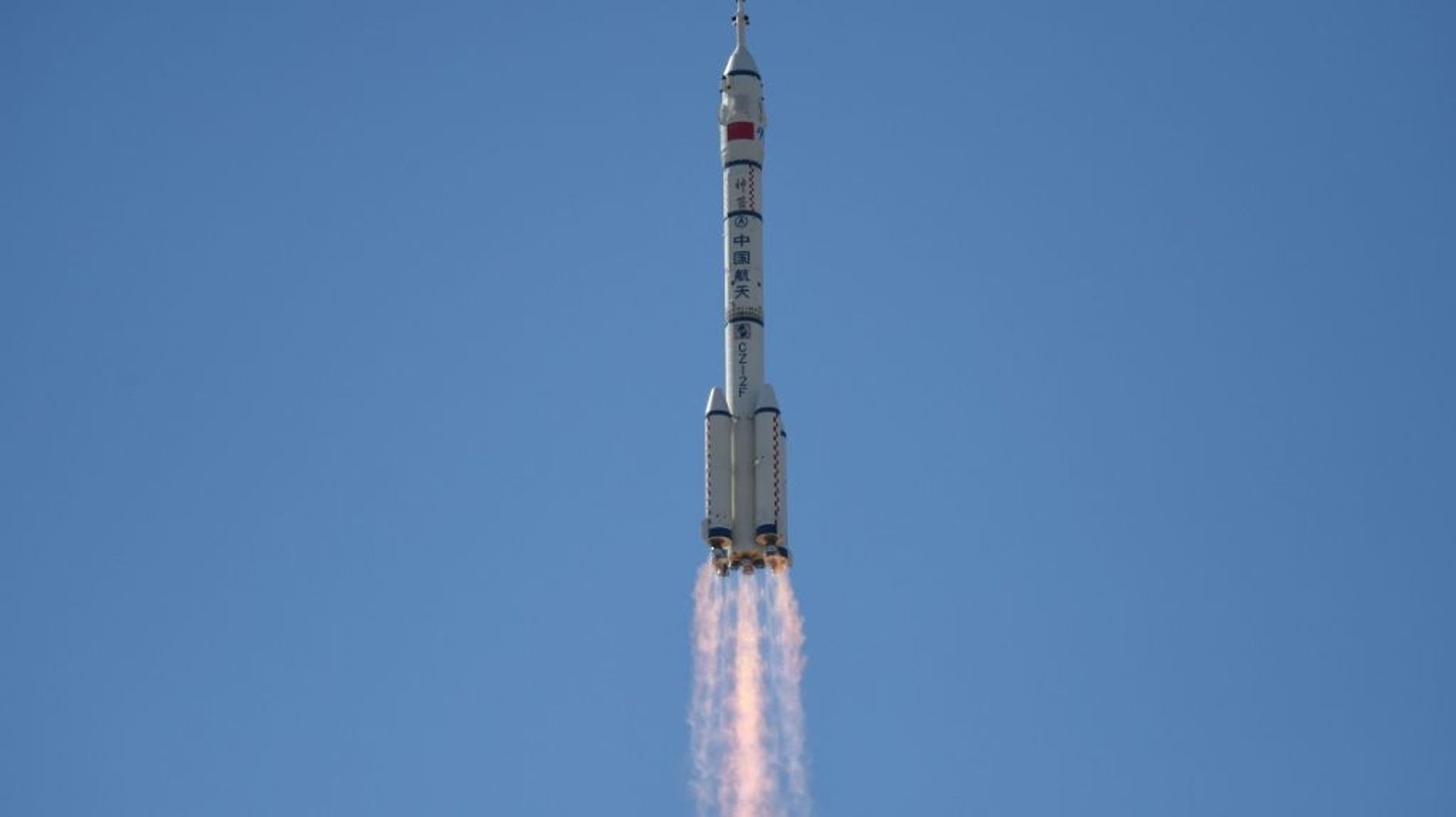 La fusée Longue-Marche 2F quitte son pas de tir du Centre de lancement spatial de Jiuquan (Chine) le 17 juin 2021