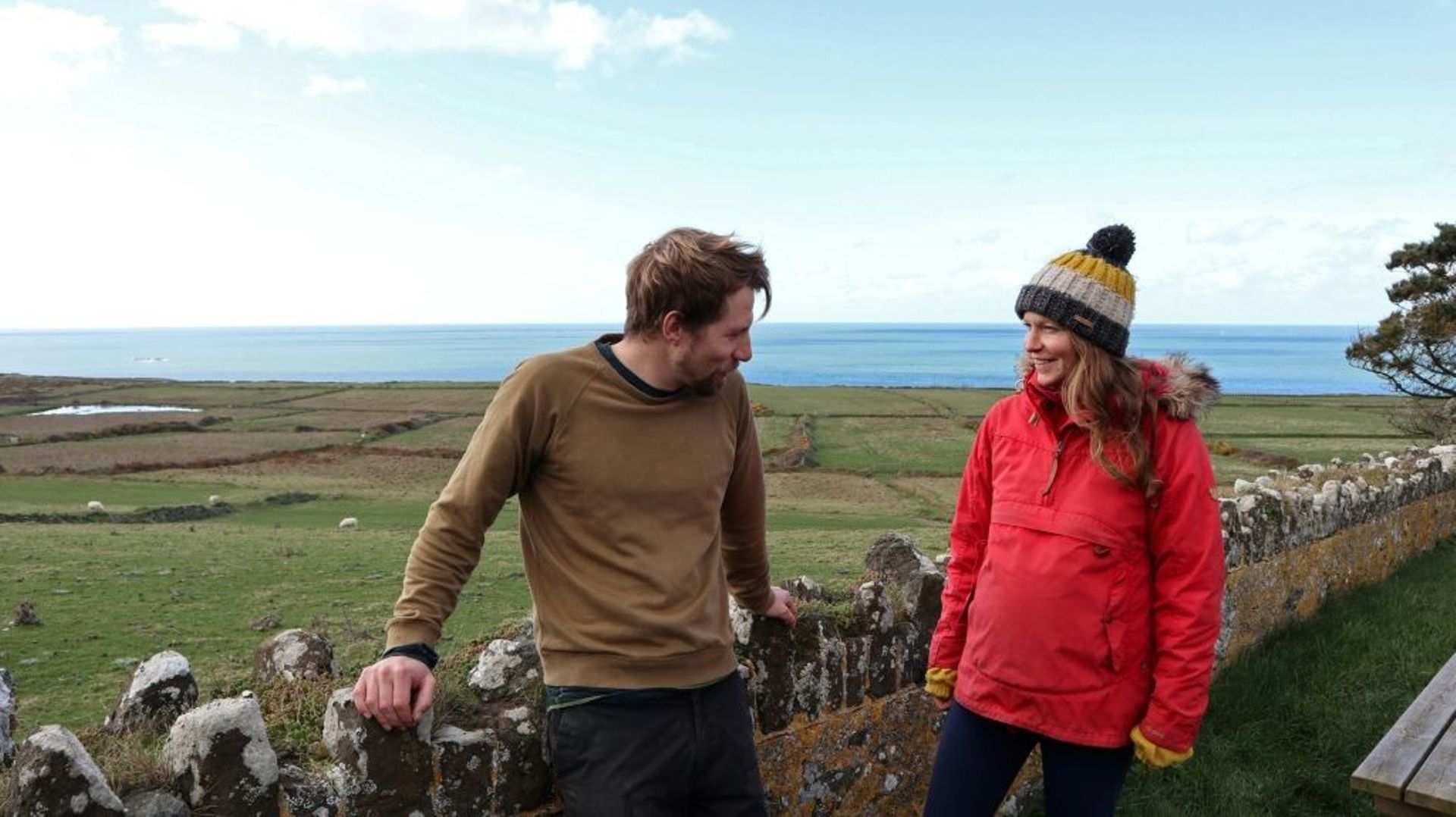 Les gardiens de l’île galloise d’Ynys Enlli, Mari Huws (d) et Emyr Owen, le 25 février 2023