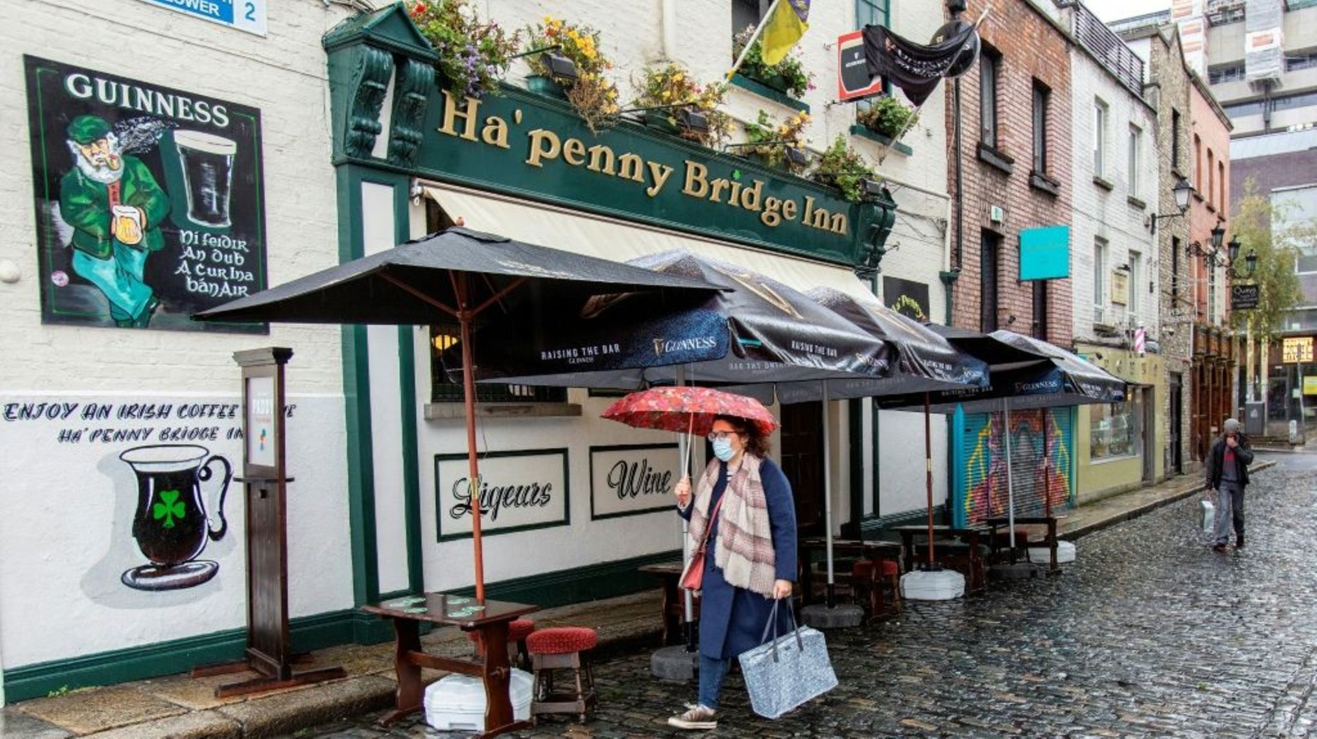 Un pub fermé dans une rue presque déserte de Dublin, le 19 octobre 2020 en Irlande