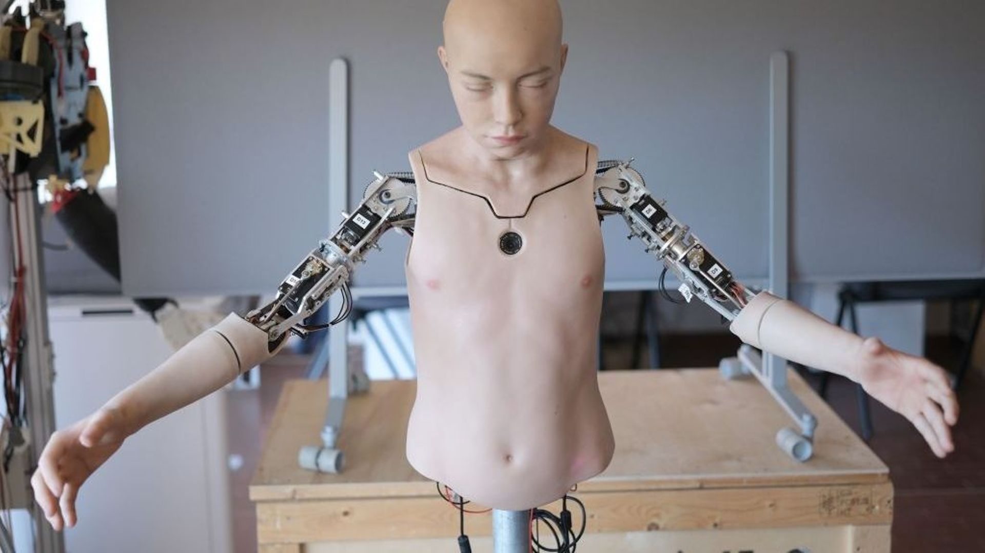 Le robot humanoïde Abel peut lire les émotions humaines et devenir un compagnon de vie