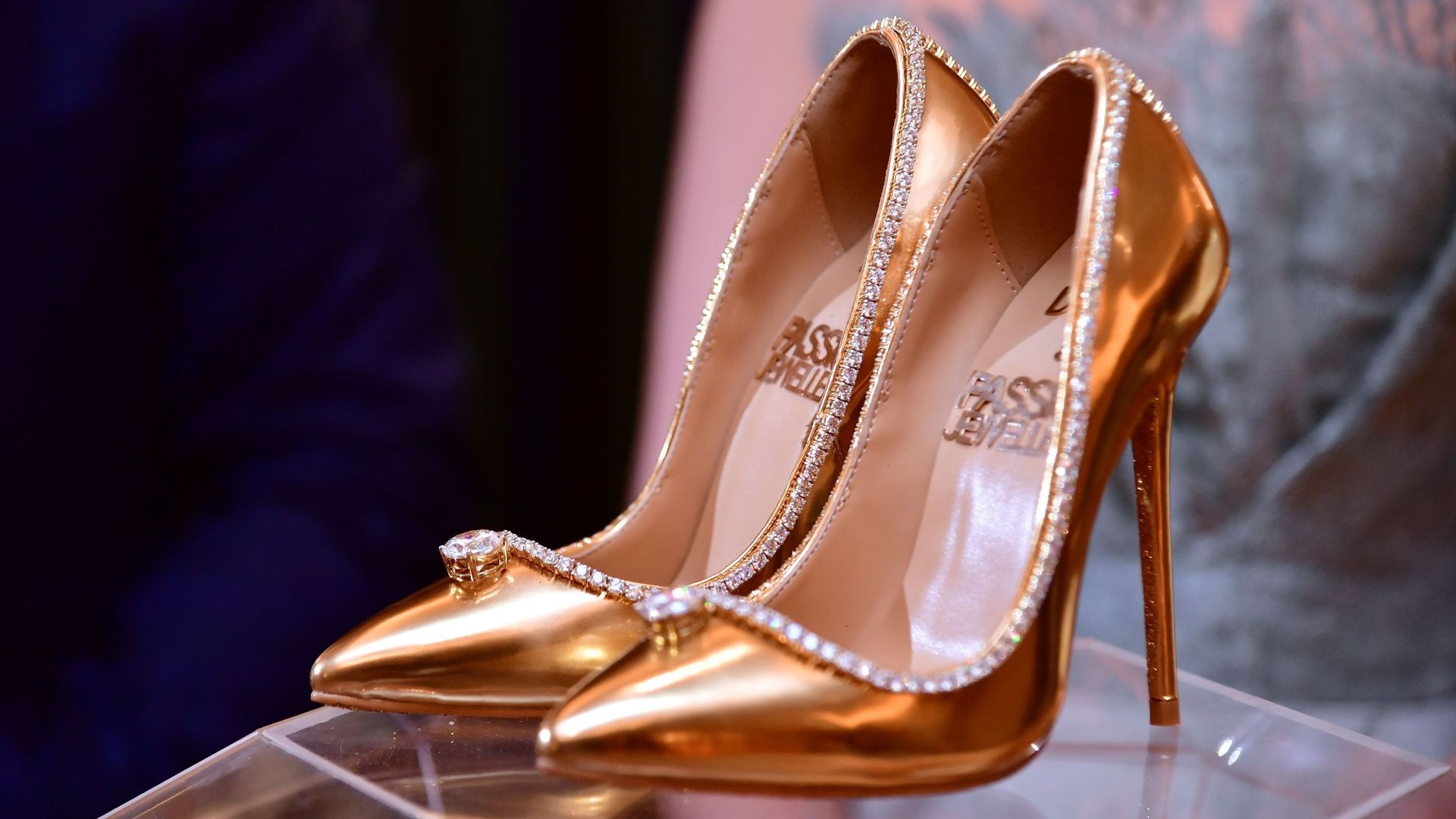 Une paire de chaussures, faite de cuir, de soie, d'or et de diamants, est proposée à la vente à Dubaï pour la somme de 17 millions de dollars, un record absolu, selon les organisateurs.