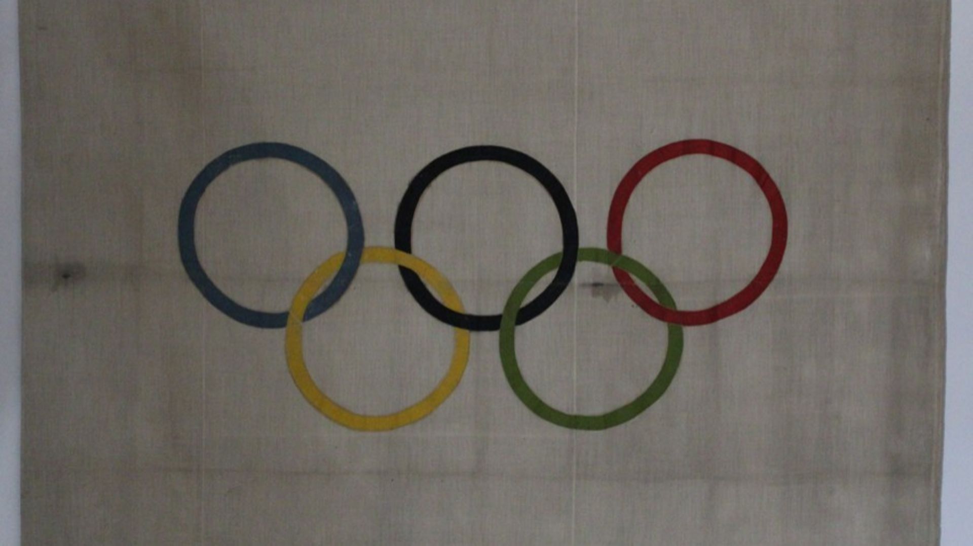 Le drapeau des Jeux Olympiques d'Anvers exposé au Sportimonium