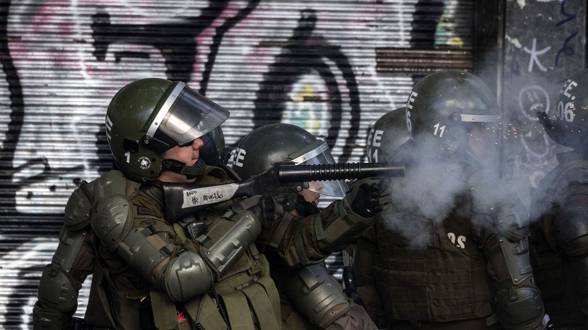 Des policiers anti-émeutes affrontent des manifestants à Santiago, le 24 octobre 2019.