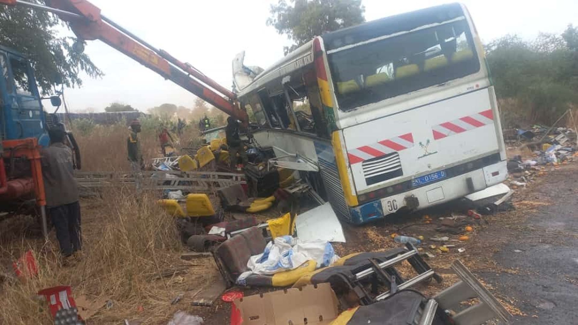 Une vue générale de la scène d’un accident de bus à Kaffrine, dans le centre du Sénégal, le 8 janvier 2023.