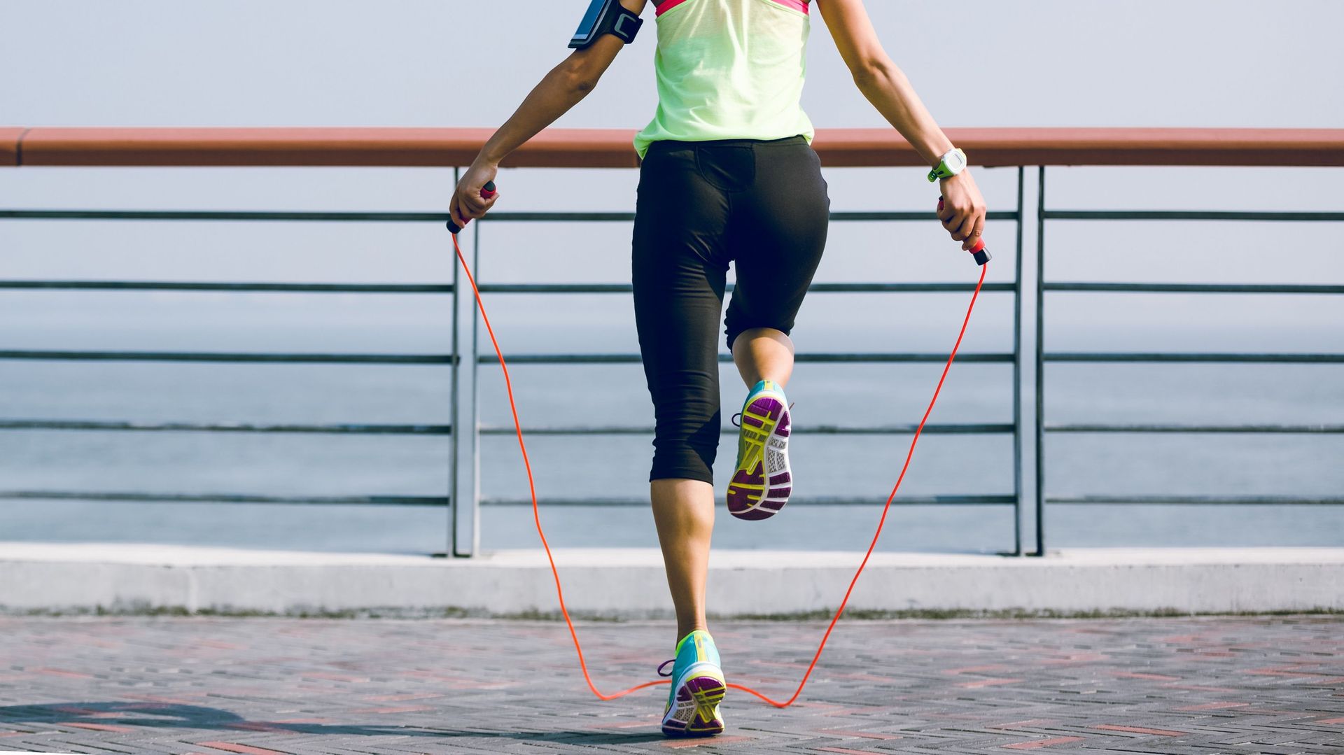 La corde à sauter est l'un des exercices les plus complet, permettant de travailler l'ensemble des muscles ainsi que le cardio.