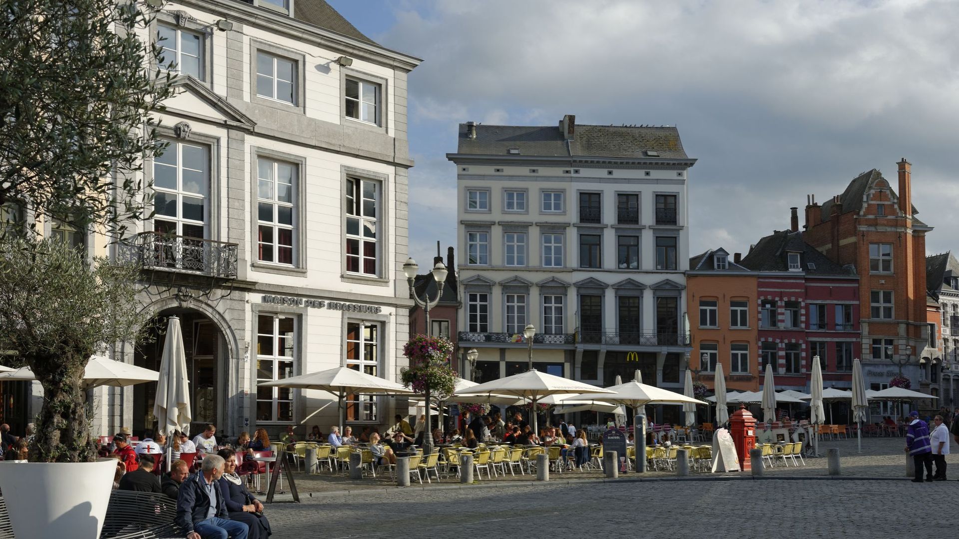 Belgium, Province of Hainaut, Mons, cafes and restaurants at the central square