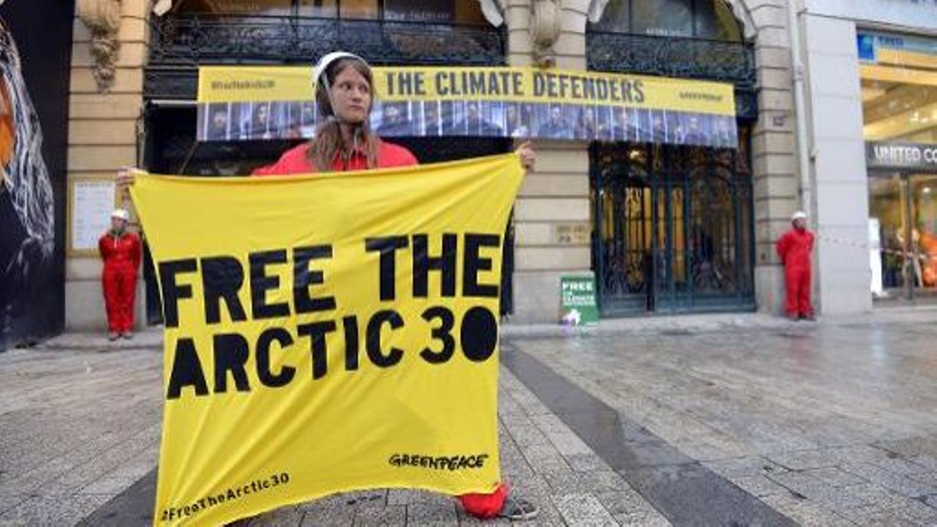 Manifestation de soutien aux 30 militants de Greenpeace emprisonnés en Russie devant le siège de la compagnie russe Gazprom, le 9 octobre 2013 à Paris 