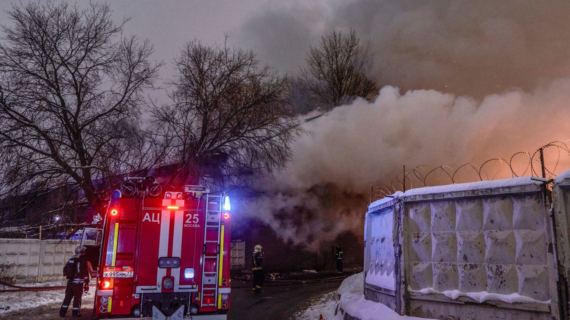 Les pompiers sont au travail alors que la fumée s'élève au-dessus de l'entrepôt à un seul étage après qu'un incendie se soit déclaré à Moscou, le 20 novembre 2022.