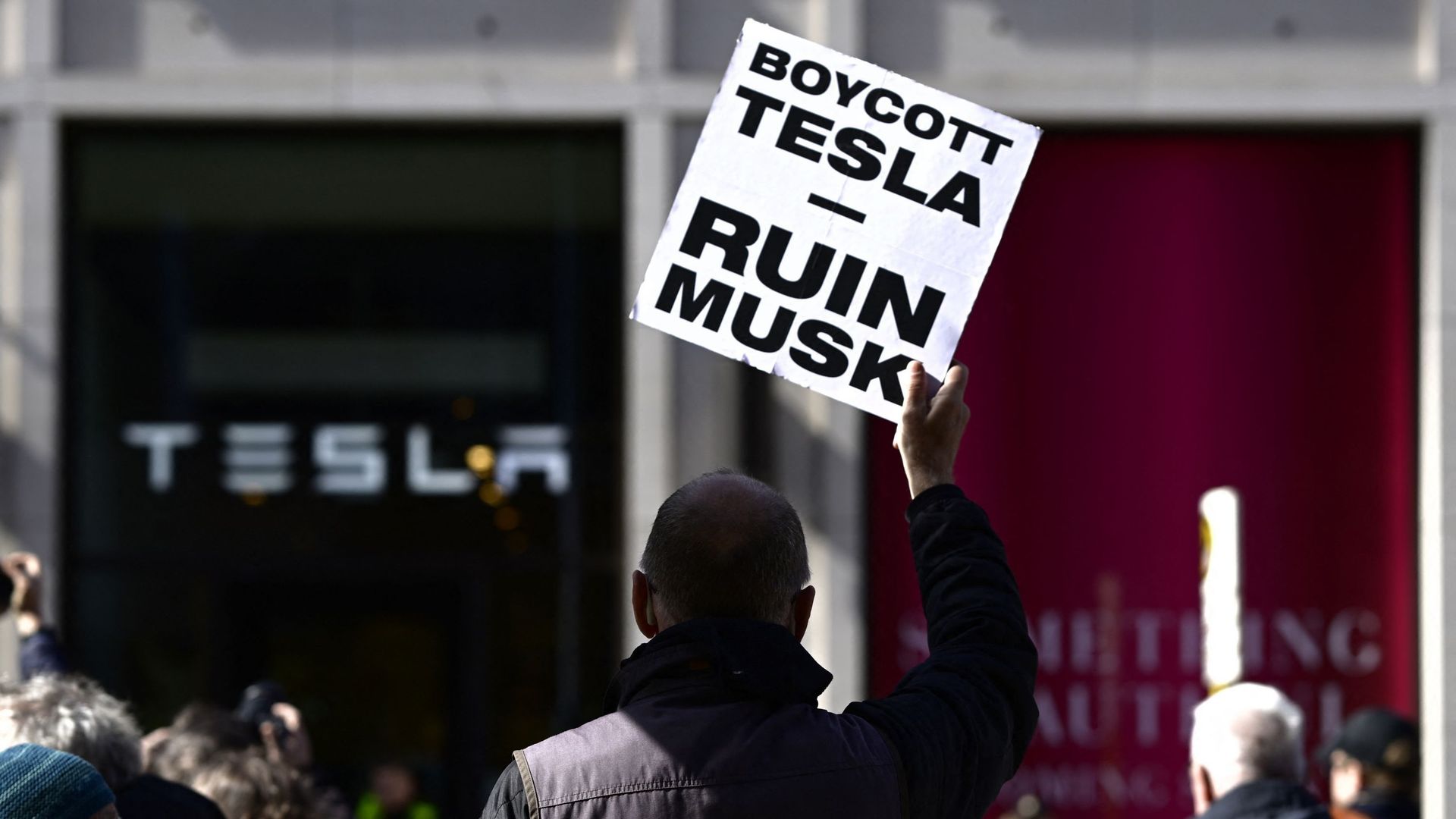 Des centaines de manifestants contre Elon Musk devant des concessions ...