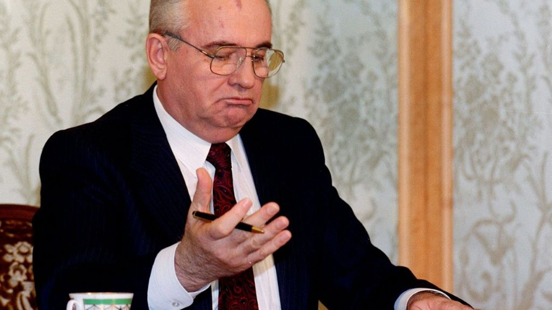 Le président soviétique Mikhaïl Gorbatchev relit la déclaration de sa démission avant de l’annoncer à la télévision, le 25 décembre 1991 à Moscou