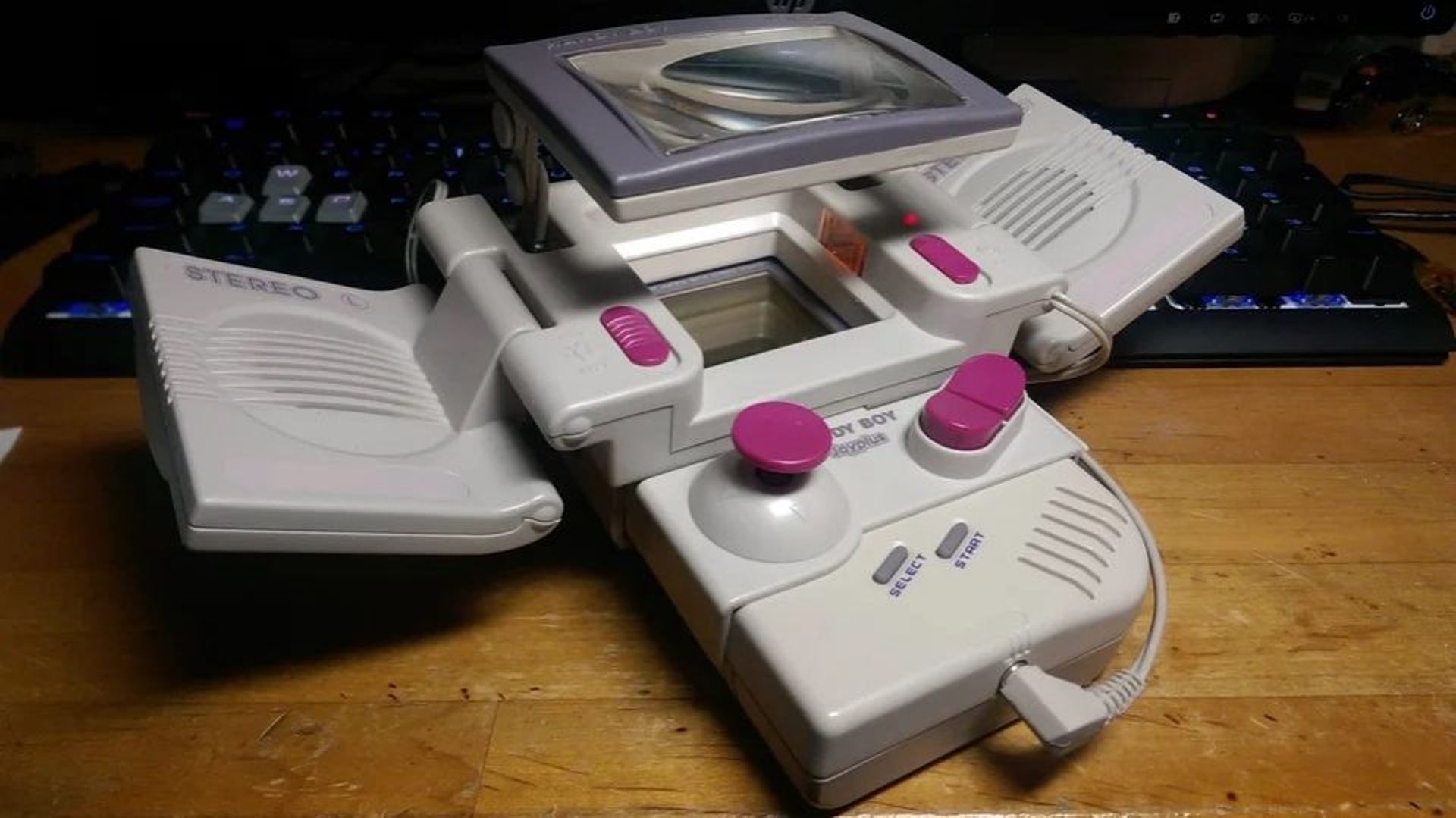 Un utilisateur de Reddit partage son "Handy Boy", un des nombreux accessoires du tout premier Game Boy.