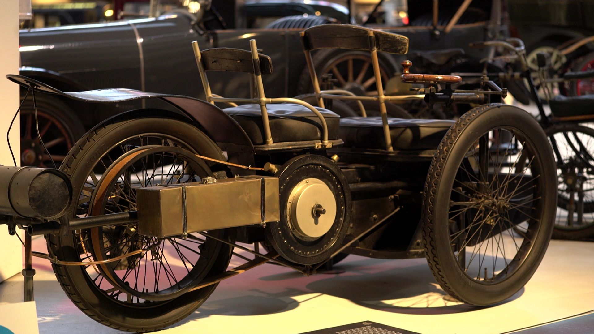 A Autoworld, la voiture la plus ancienne date de 1896. Un tricycle León Bollé qui tient plus du vélo que de la voiture. Elle fut surnommée la « tue belle-mère » car le passager prenait place à l’avant.