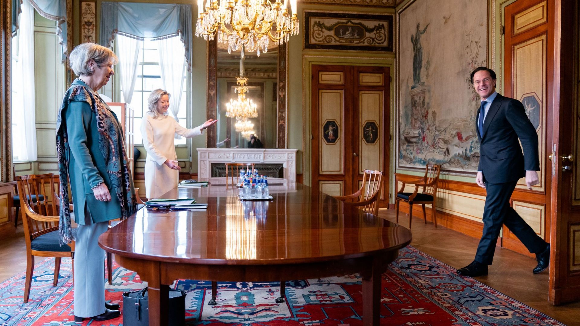Le Premier ministre néerlandais démissionnaire Mark Rutte est le premier lundi matin à rencontrer les "éclaireuses" Annemarie Jorritsma (parti libéral VVD) et Kajsa Ollongren.