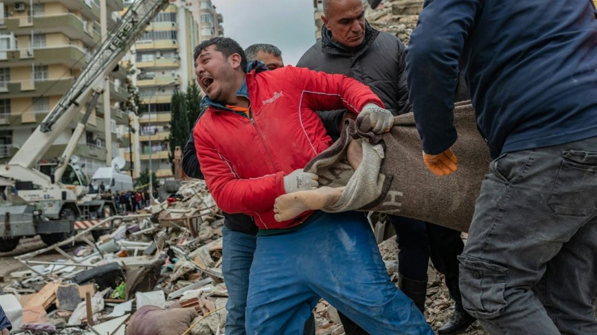 Un corps sorti des décombres d’un immeuble à Adana, sud-est de la Turquie, le 6 février 2023 après un séisme de magnitude 7.8
