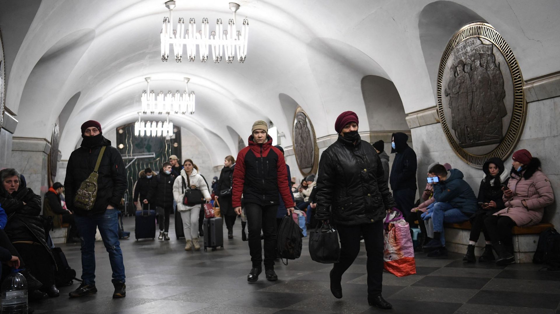 Des personnes s’abritent dans les stations de métro à Kiev dans la matinée du 24 février 2022. Les sirènes de raid aérien ont retenti dans le centre-ville de Kiev aujourd’hui, alors que les villes ukrainiennes ont été frappées par ce que les responsables 