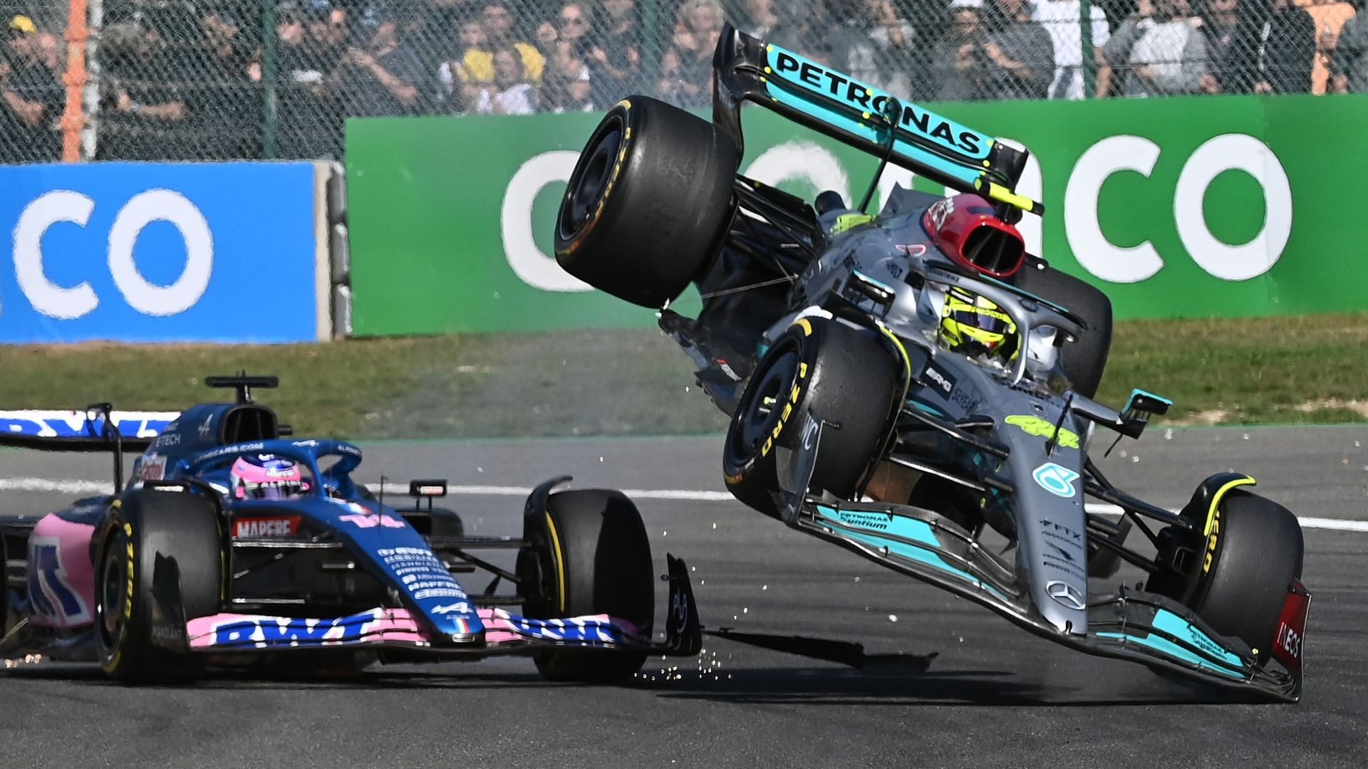 Hamilton se moque d'Alonso avec une casquette Mercedes signée.