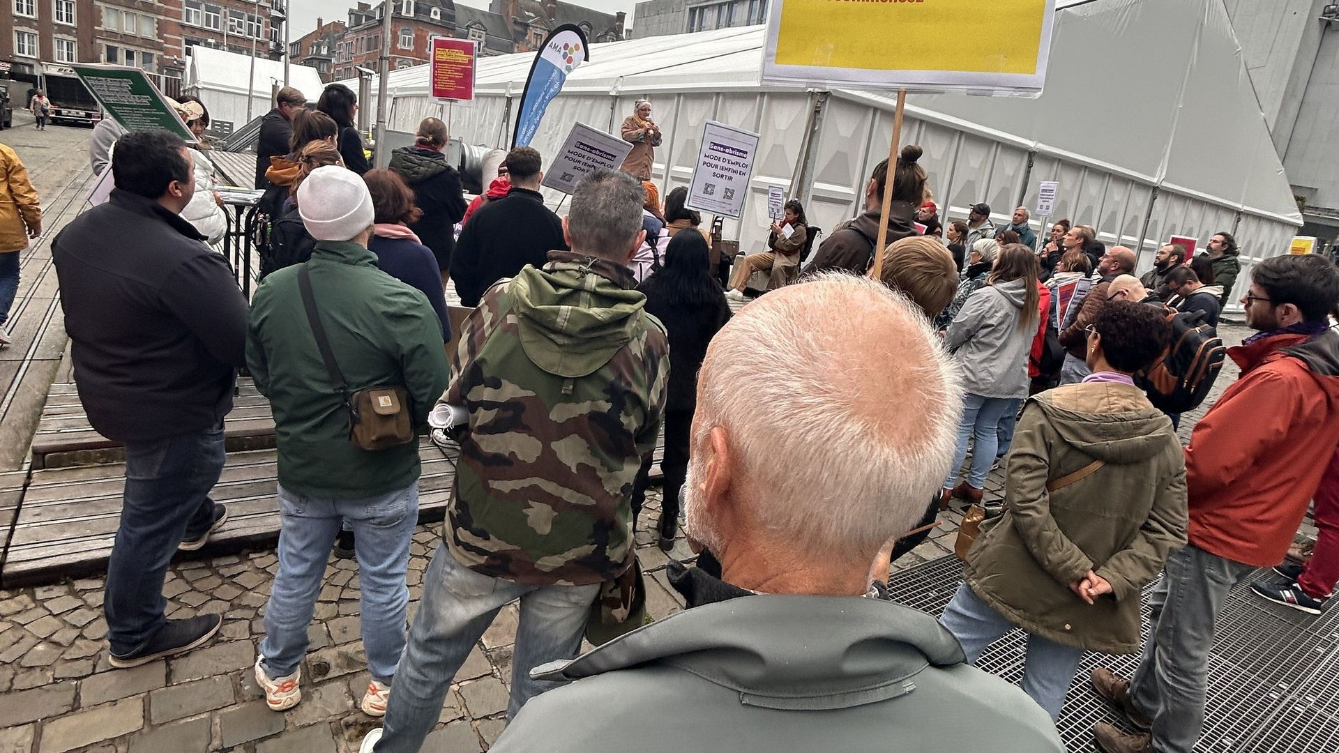 Le secteur de l’aide au sans-abri inquiet et rassemblé à Namur au moment du conclave budgétaire wallon