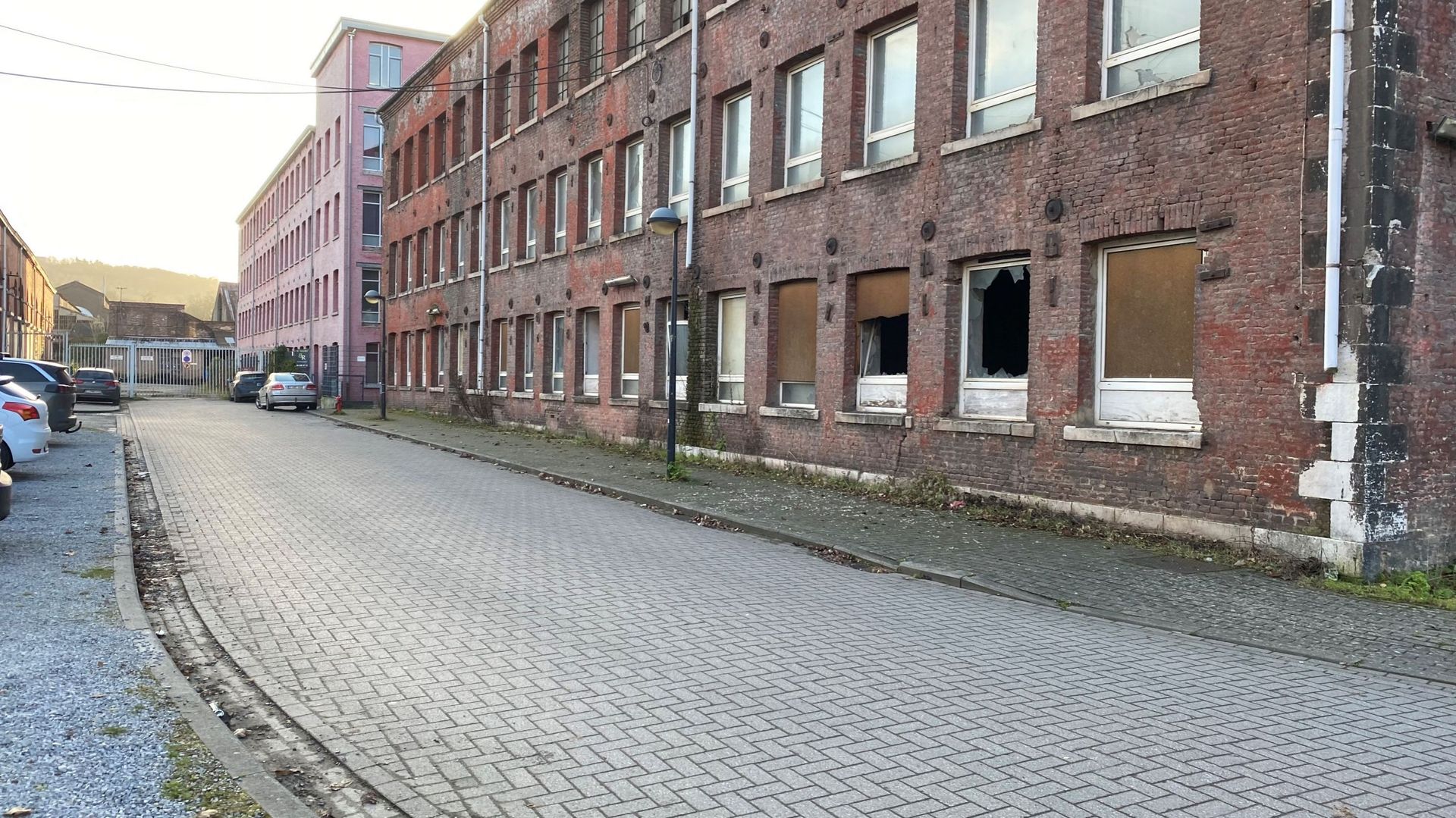 Le dossier bloque et les bâtiments sont laissés à l'abandon.