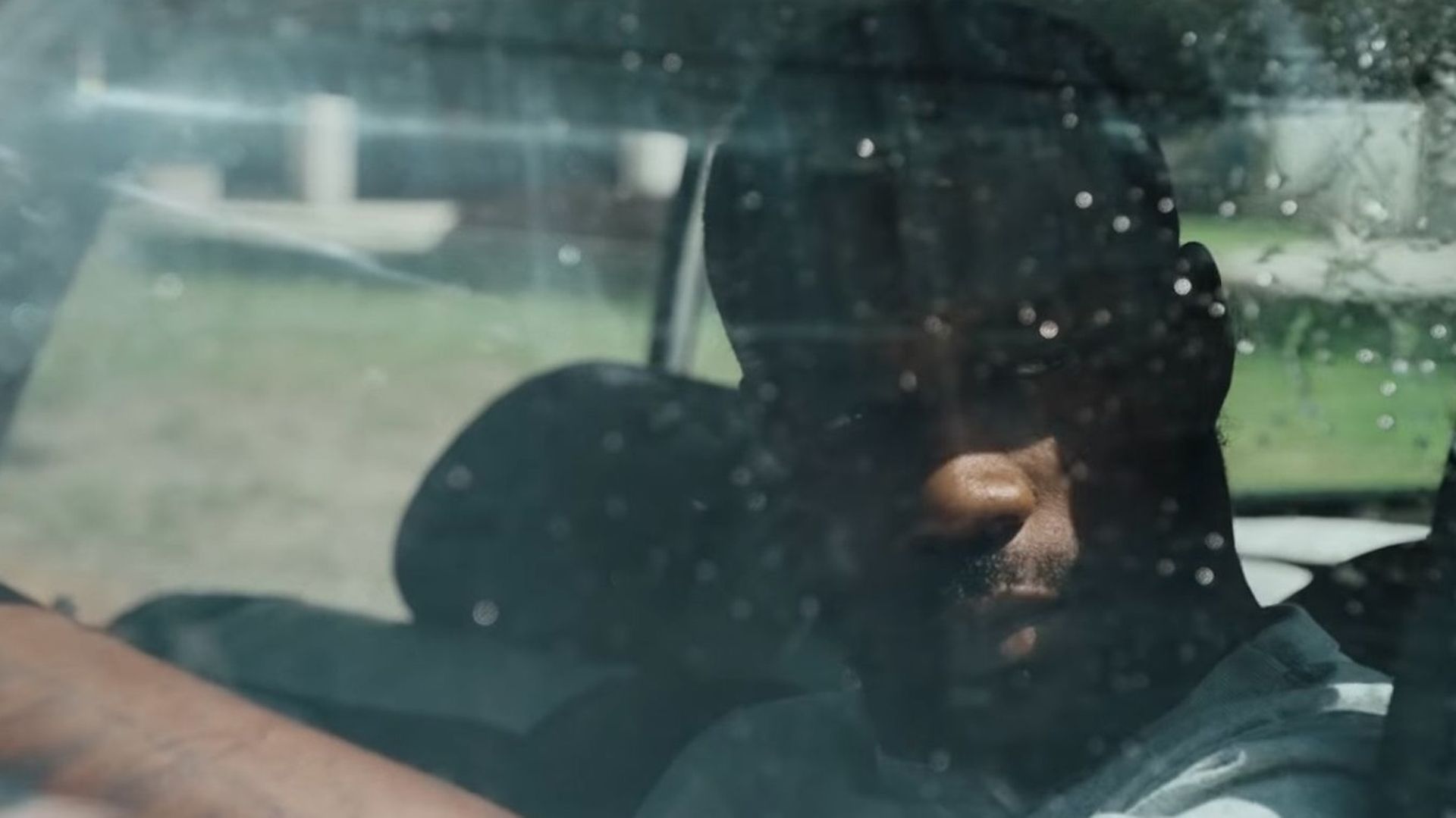 Jay Rock dans son nouveau clip "OSOM" en featuring avec J. Cole.