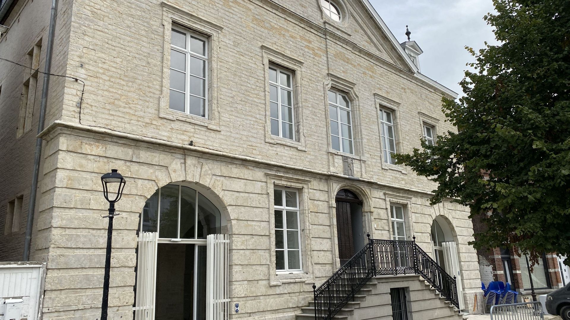 La façade du bâtiment, parée de pierres de Gobertange, a été remise en valeur, dans le respect du patrimoine. 