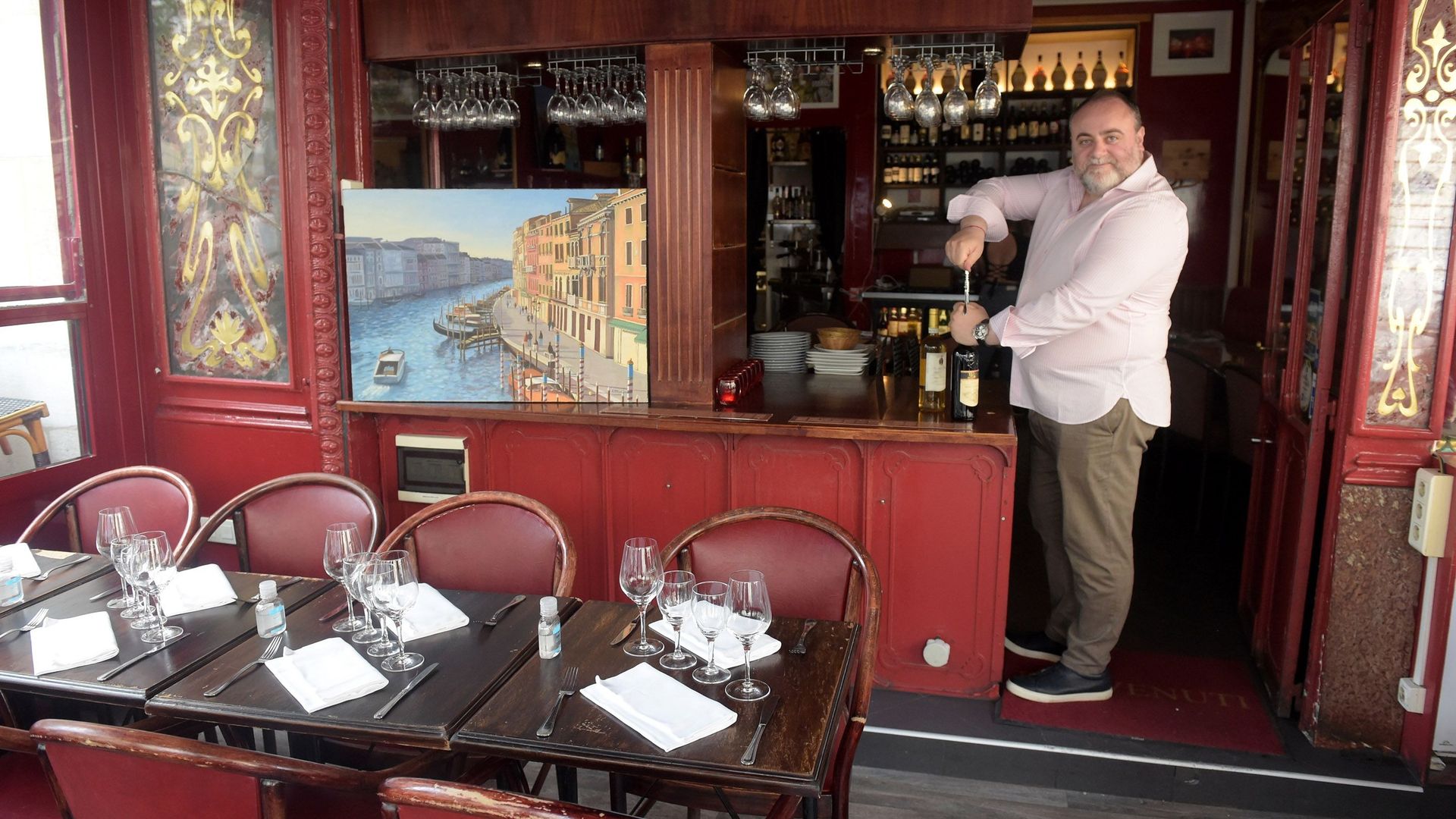 Dans un décor de carte postale, le restaurant d'Emily in Paris a rouvert.