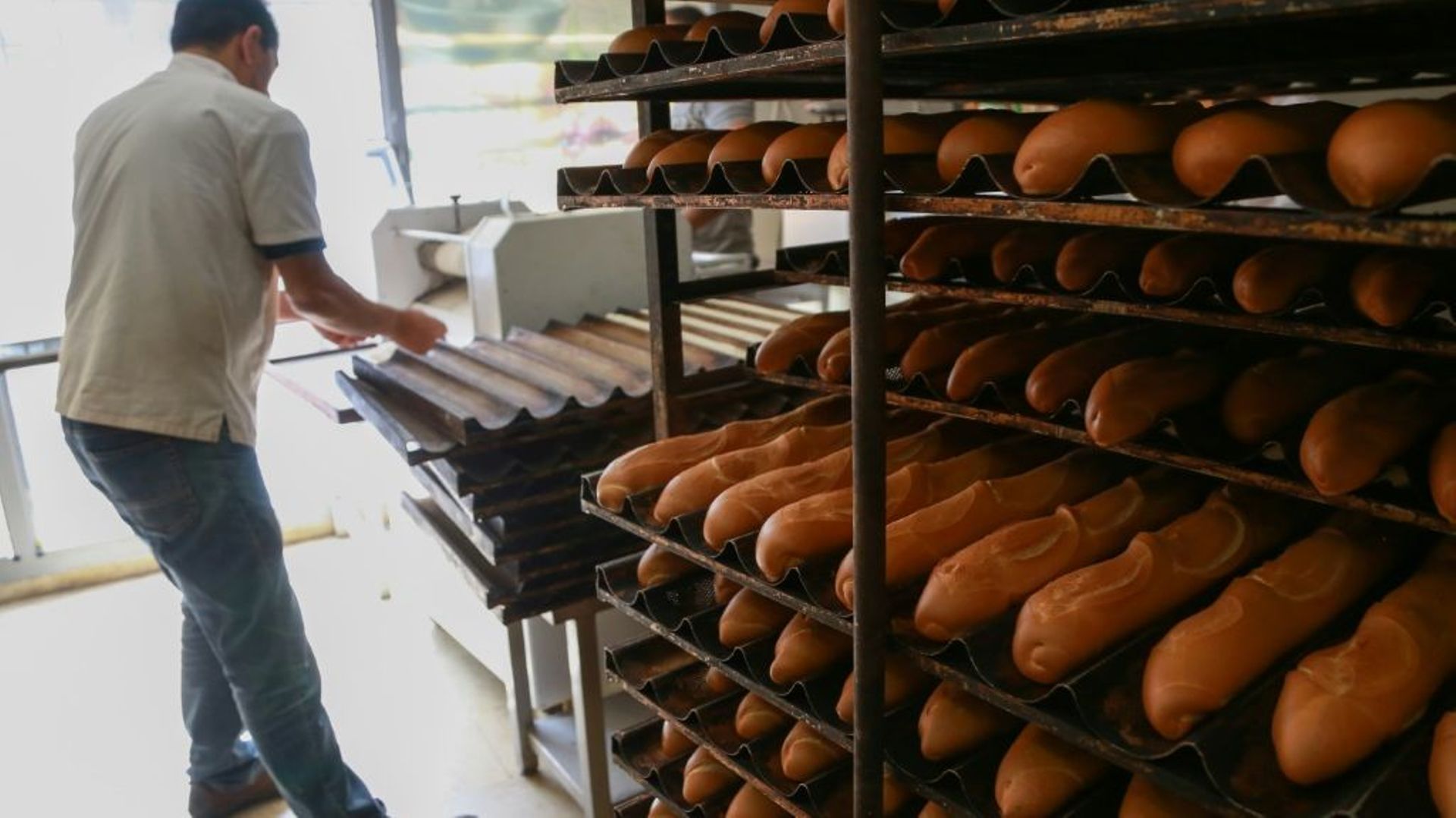 Un Tunisien travaille dans une boulangerie à Tunis, le 11 mars 2022 