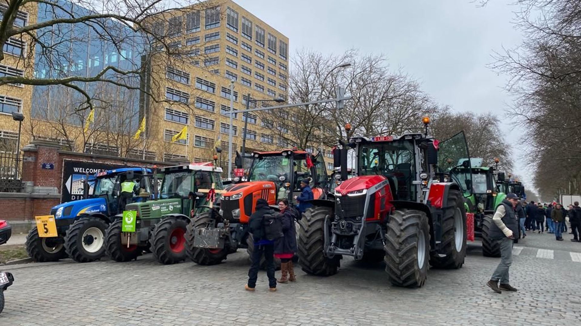 Des agriculteurs sur leur tracteur devant le siège de l’administration flamande à Tours et taxis pour manifester contre le plan azote.