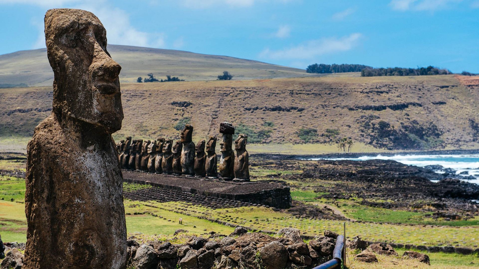 Les célèbres Moai tournent souvent le dos à l'océan