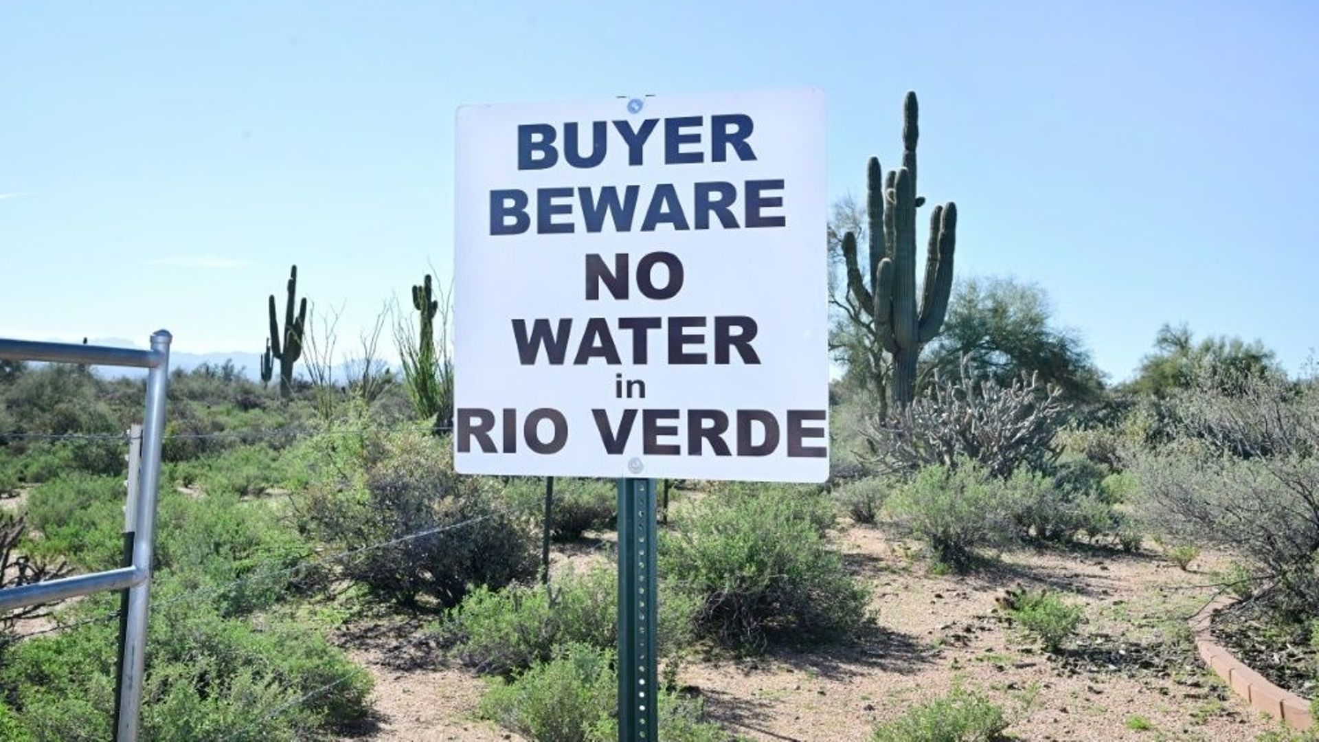 Une pancarte à Rio Verde Foothills en Arizona, plantée pour avertir les acheteurs immobiliers du manque d'eau.