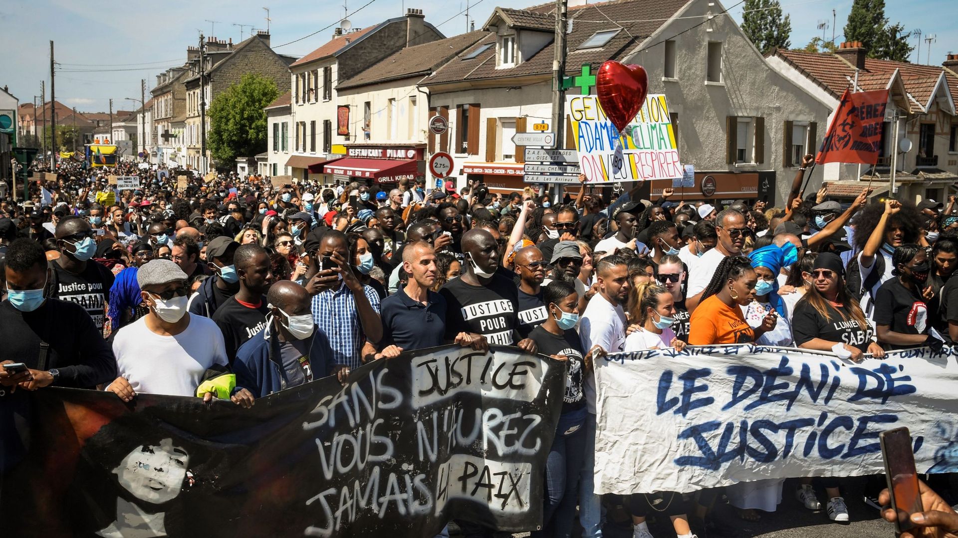 France: quatre ans après la mort d'Adama Traoré, des milliers de manifestants défilent