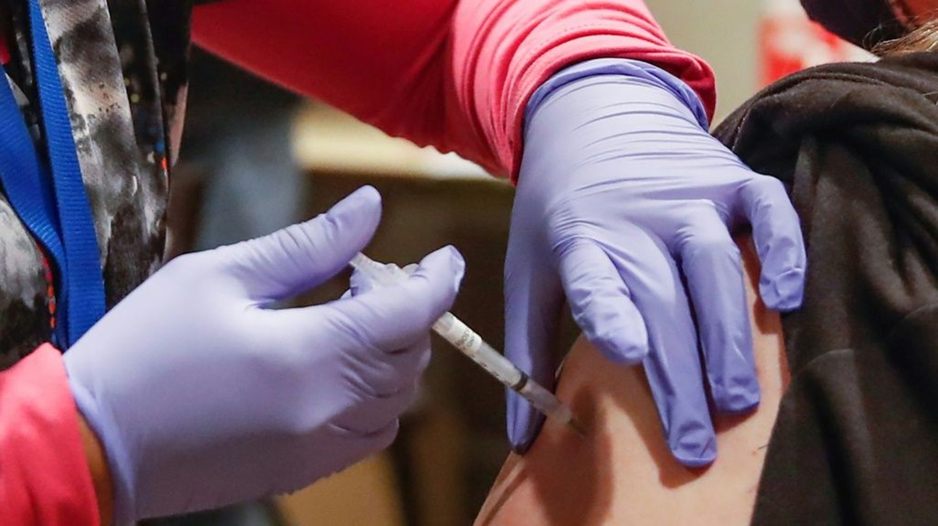 Une femme reçoit le vaccin anti-Covid de Johnson & Johnson à Chicago aux Etats-Unis, le 5 mars 2021