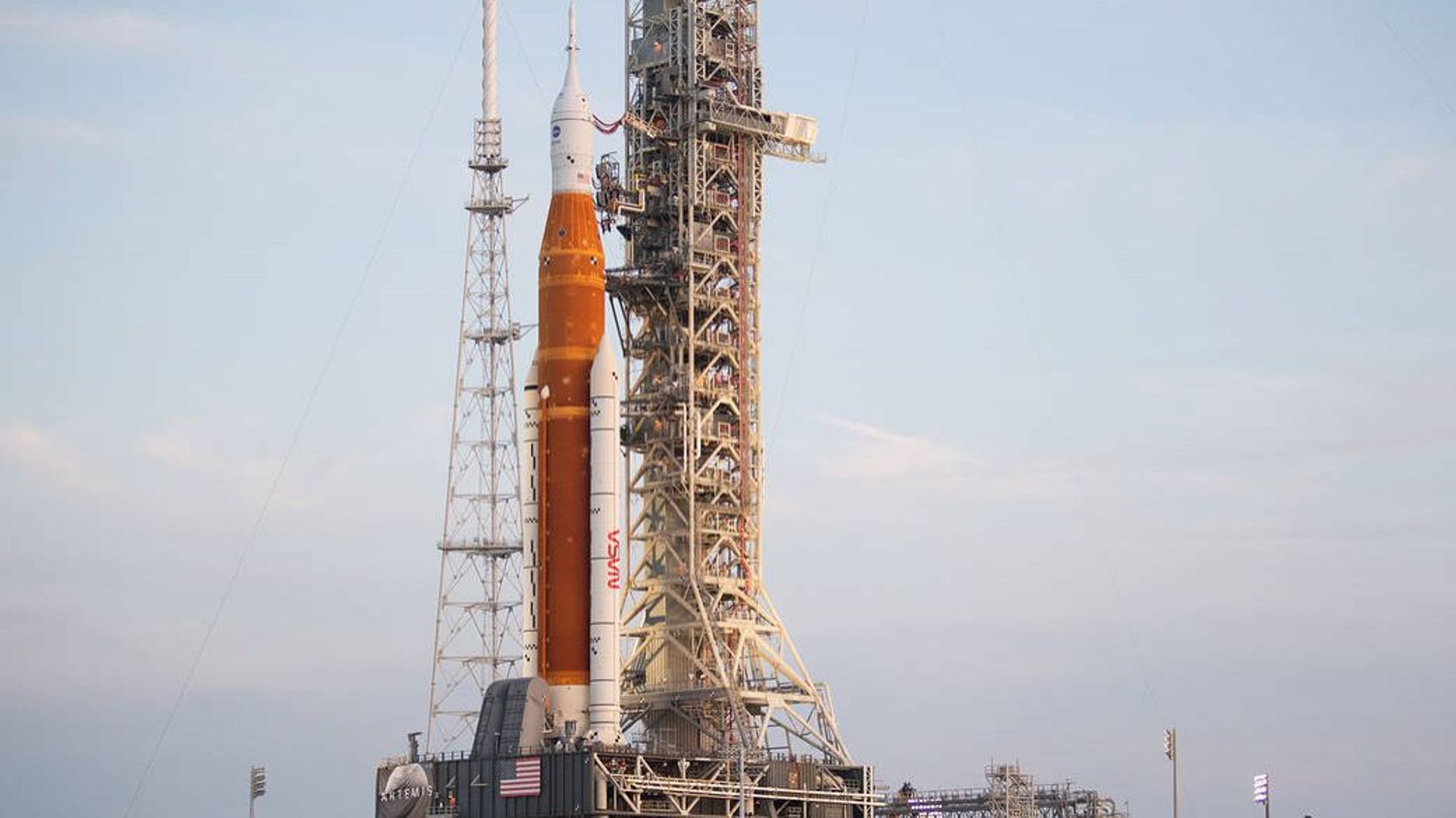 La fusée Space Launch System (SLS) de la Nasa avec le vaisseau spatial Orion à bord au sommet du lanceur mobile sur la rampe de lancement au Kennedy Space Center de la Nasa en Floride.
