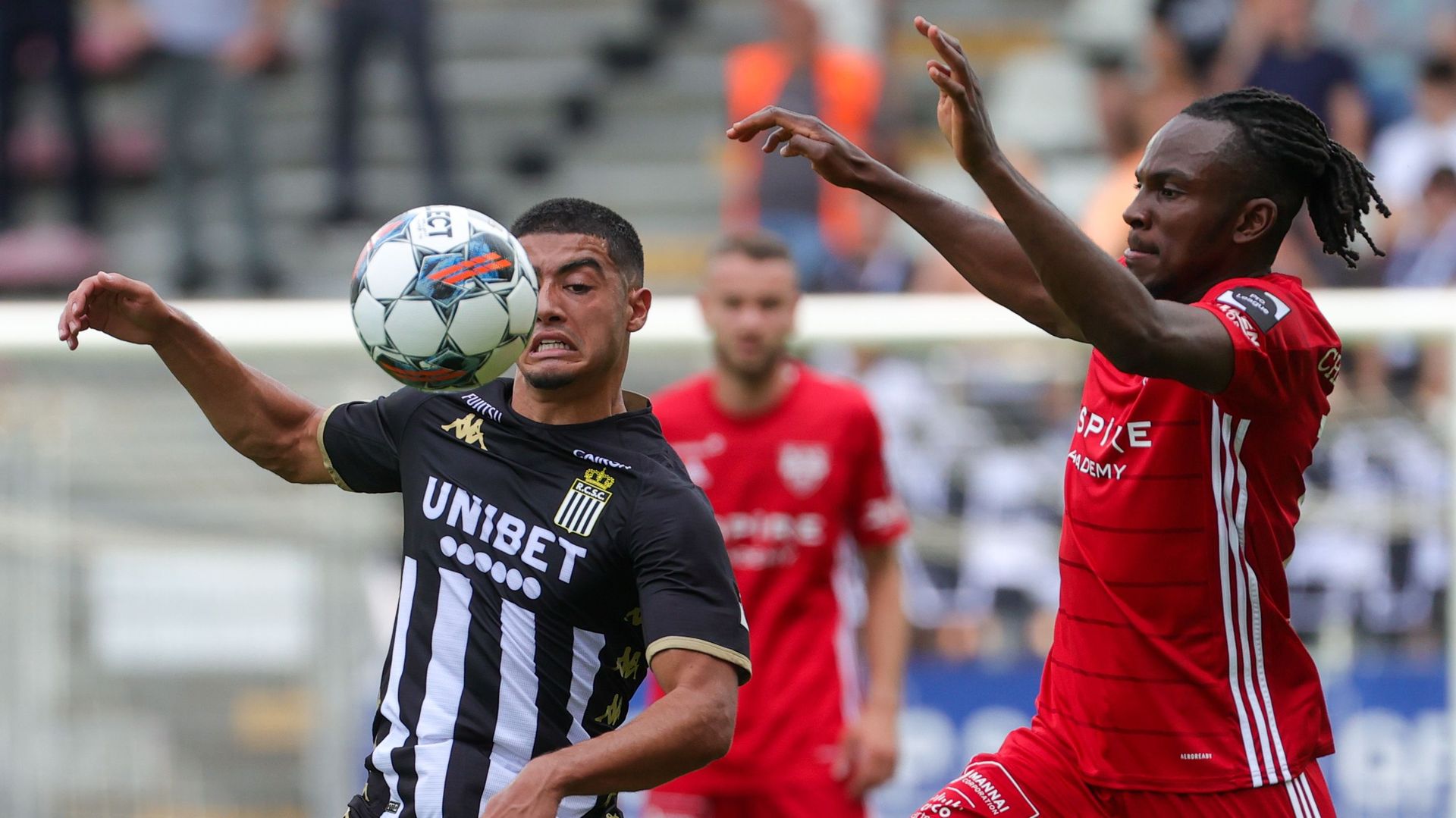 Anass Zaroury face à Regan Charles-Cook lors de Charleroi-Eupen le 23 juillet dernier.