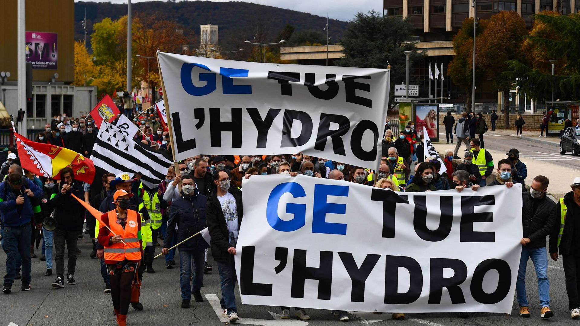 Un millier de personnes rassemblées pour demander une intervention de l’Etat français, face au projet de restructuration de General Electric