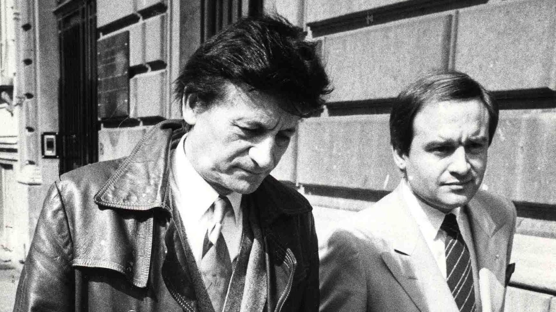 Pas la mine des grands jours le Raymond! Raymond Goethals et son avocat après une convocation à l’union belge en 1984.