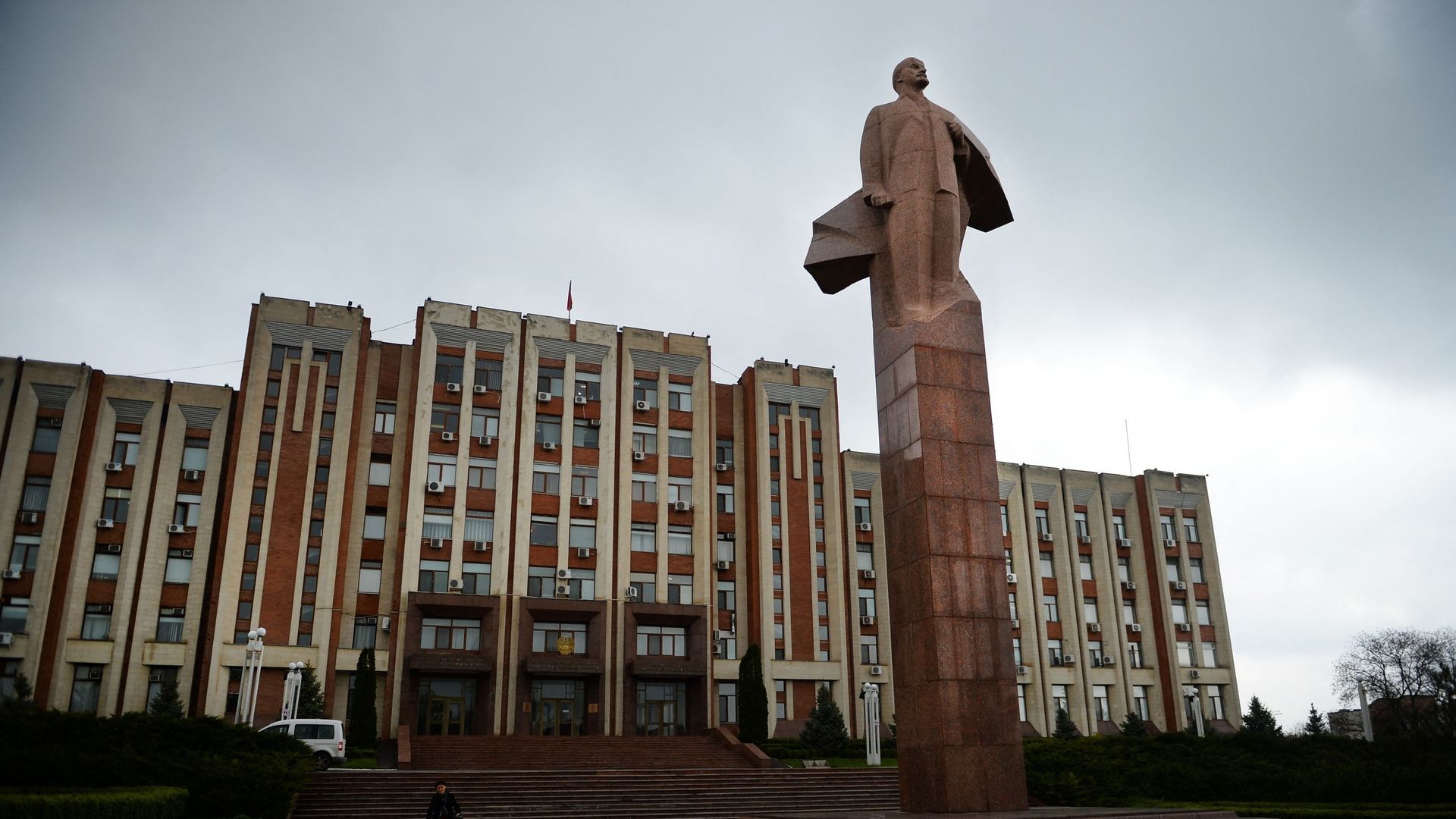 Une statue de Lénine devant le bâtiment du Parlement de Transnistrie à Tiraspol, le 16 avril 2014. 