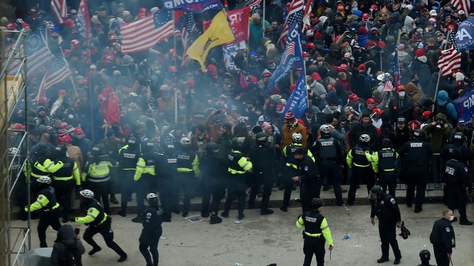 Des policiers face à une foule de partisans de Donald Trump tentant d'envahir le Congrès, à Washington, le 6 janvier 2021