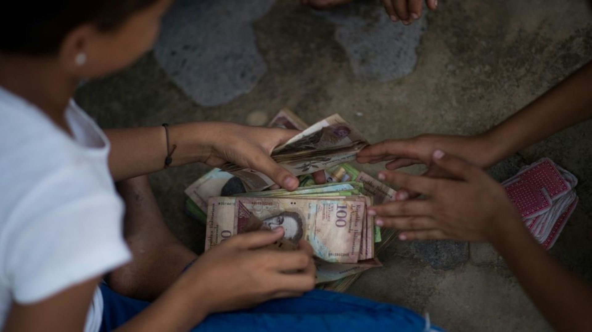 Venezuela : le bolivar, de billet de banque à jouet pour enfants
