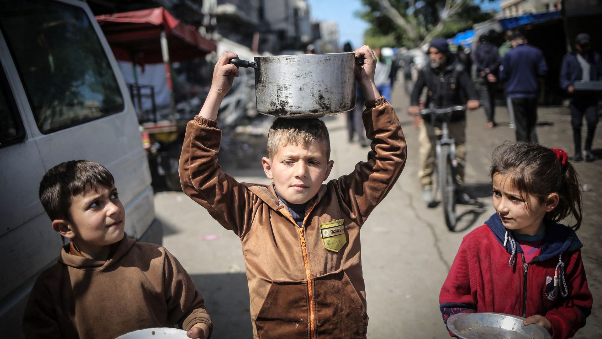 Guerre Israël-Gaza : mobilisation internationale pour envoyer de la nourriture à la bande de Gaza, menacée de famine (revoir notre direct) - RTBF Actus