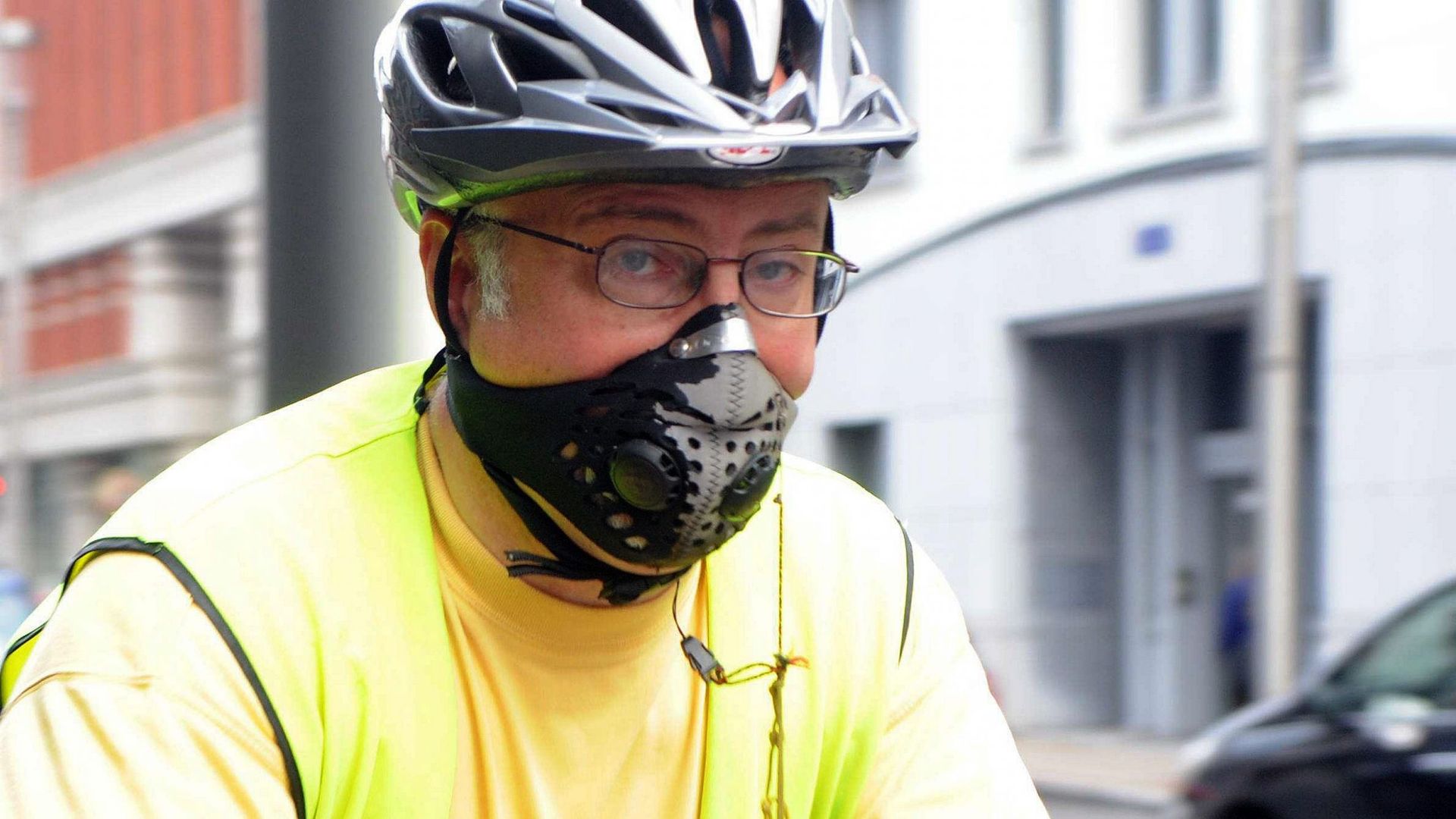 Un cycliste rue Belliard à Bruxelles portant un masque antipollution