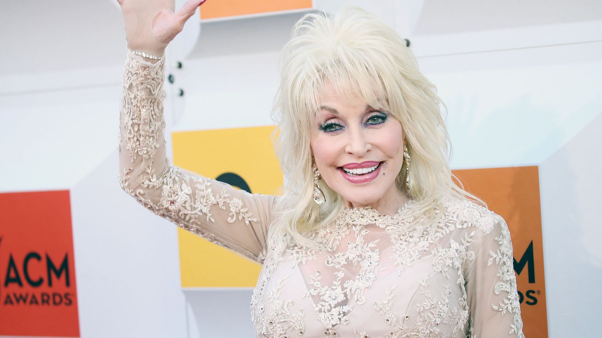 Dolly Parton arrive à la 51e cérémonie des Academy of Country Music Awards qui se tient au MGM Grand Garden Arena le 3 avril 2016 à Las Vegas, dans le Nevada.