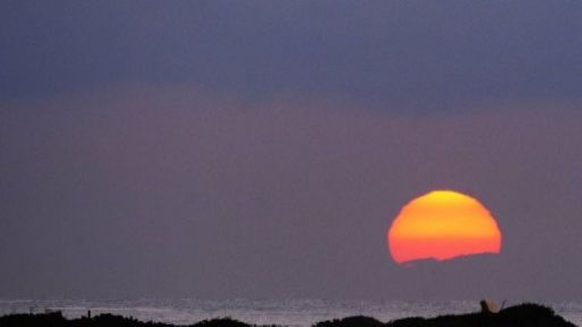 Un coucher de soleil sur l'océan pacifique vu depuis l'île d'Hawaï
