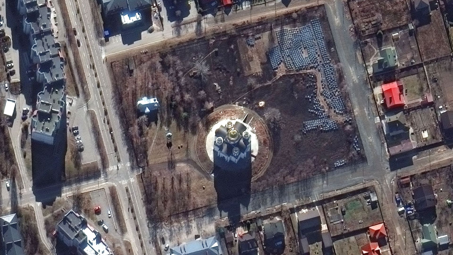 Vue par satellite d’un des lieux à Boutcha où seront inhumées des victimes de la guerre