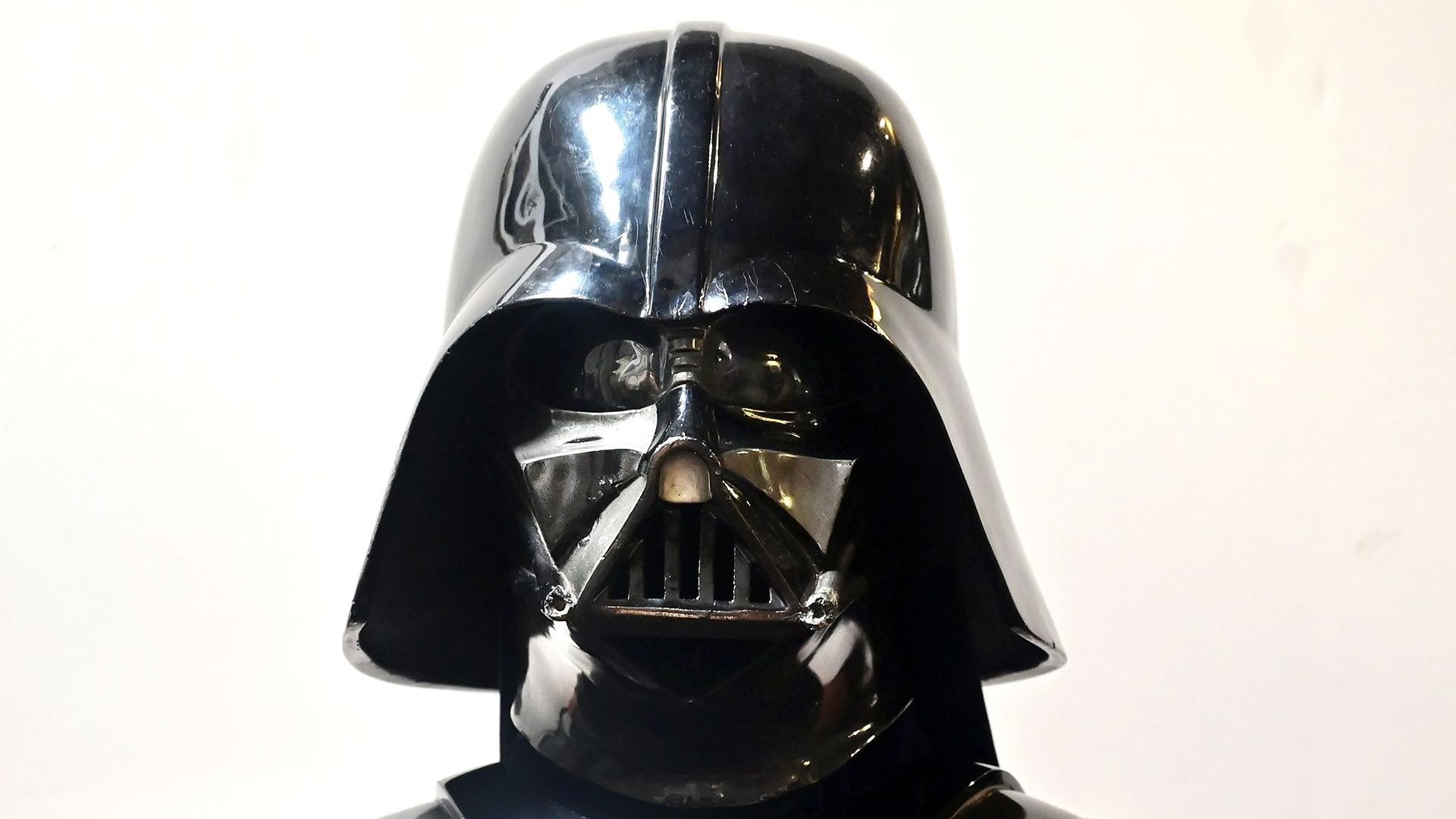 Casque et masque de Dark Vador dans "L'Empire contre-attaque" font partie des centaines de reliques liées à l'histoire de Hollywood qui seront mises aux enchères près de Los Angeles.