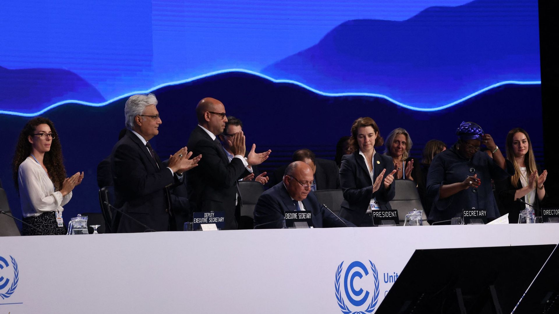 Le ministre égyptien des Affaires étrangères, Sameh Shukri, prononce un discours lors de la session de clôture de la conférence sur le climat COP27, au Centre international de convention de Charm el-Cheikh, le 20 novembre 2022.