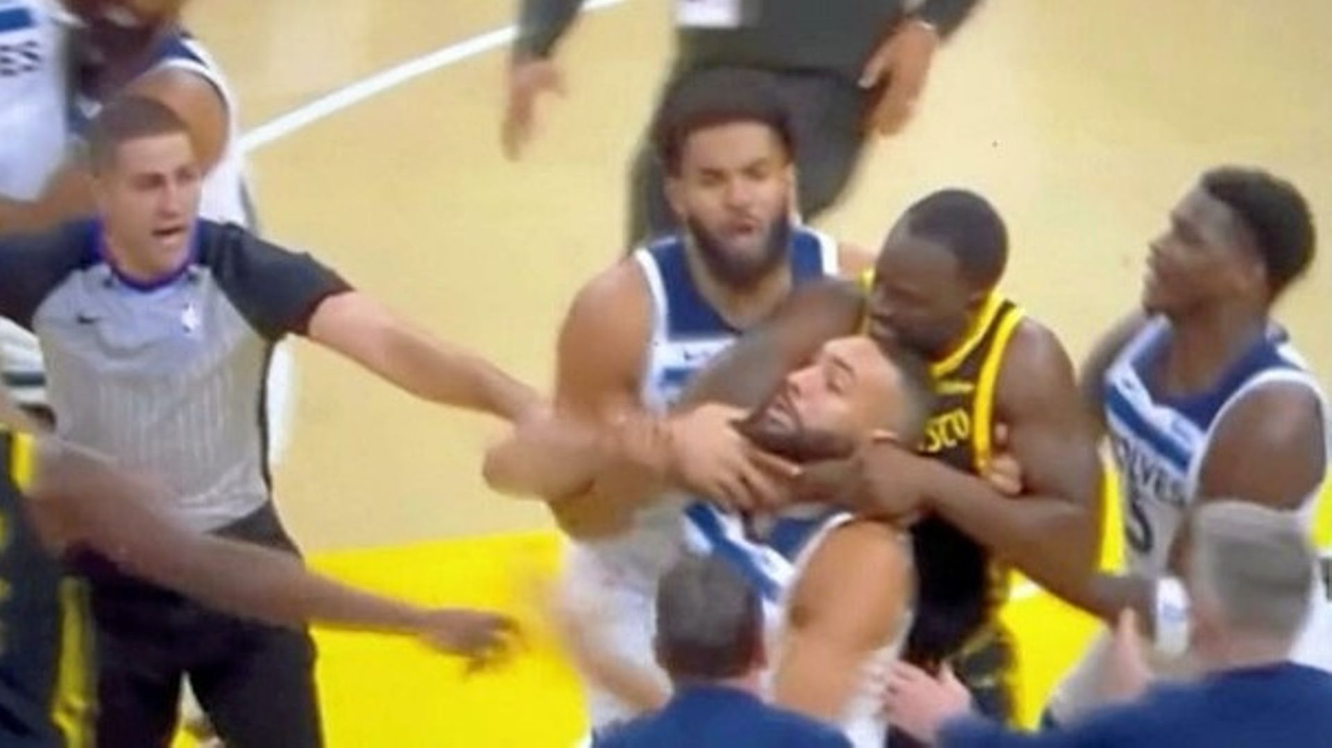 NBA : Draymond Green Suspendu 5 Matches Pour Son étranglement Brutal ...